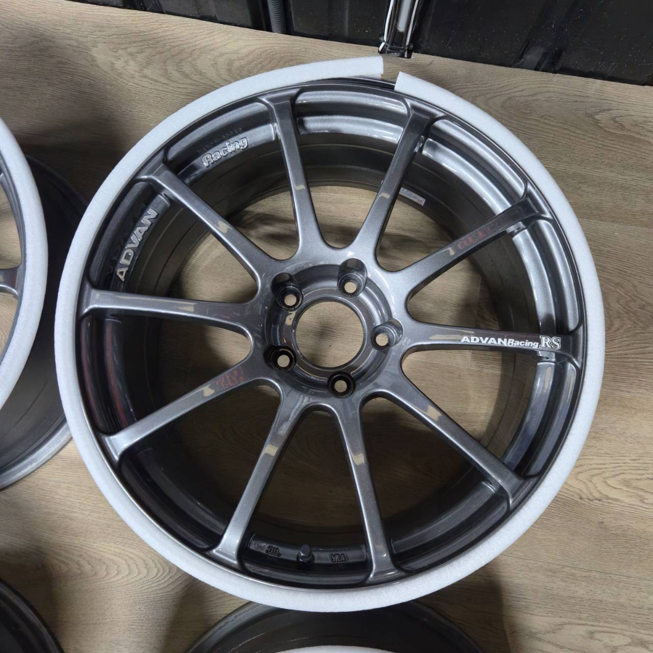 ADVAN RS 18x8.5J ET30 5x114.3