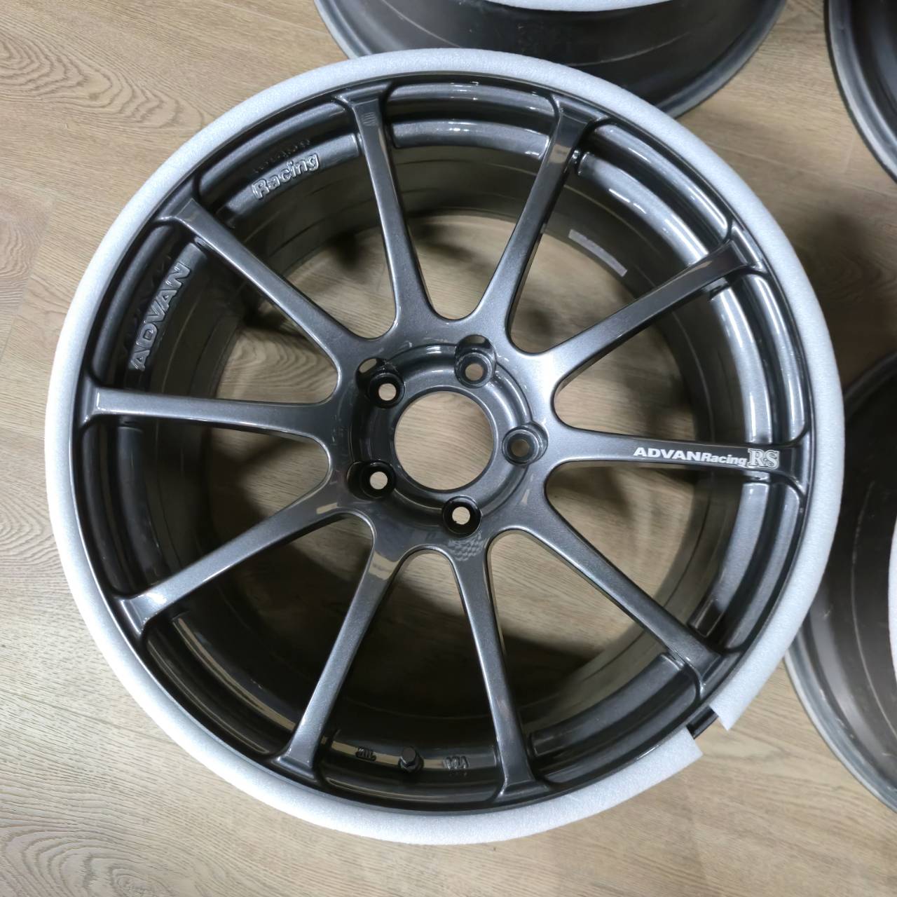 ADVAN RS 18x8.5J ET30 5x114.3