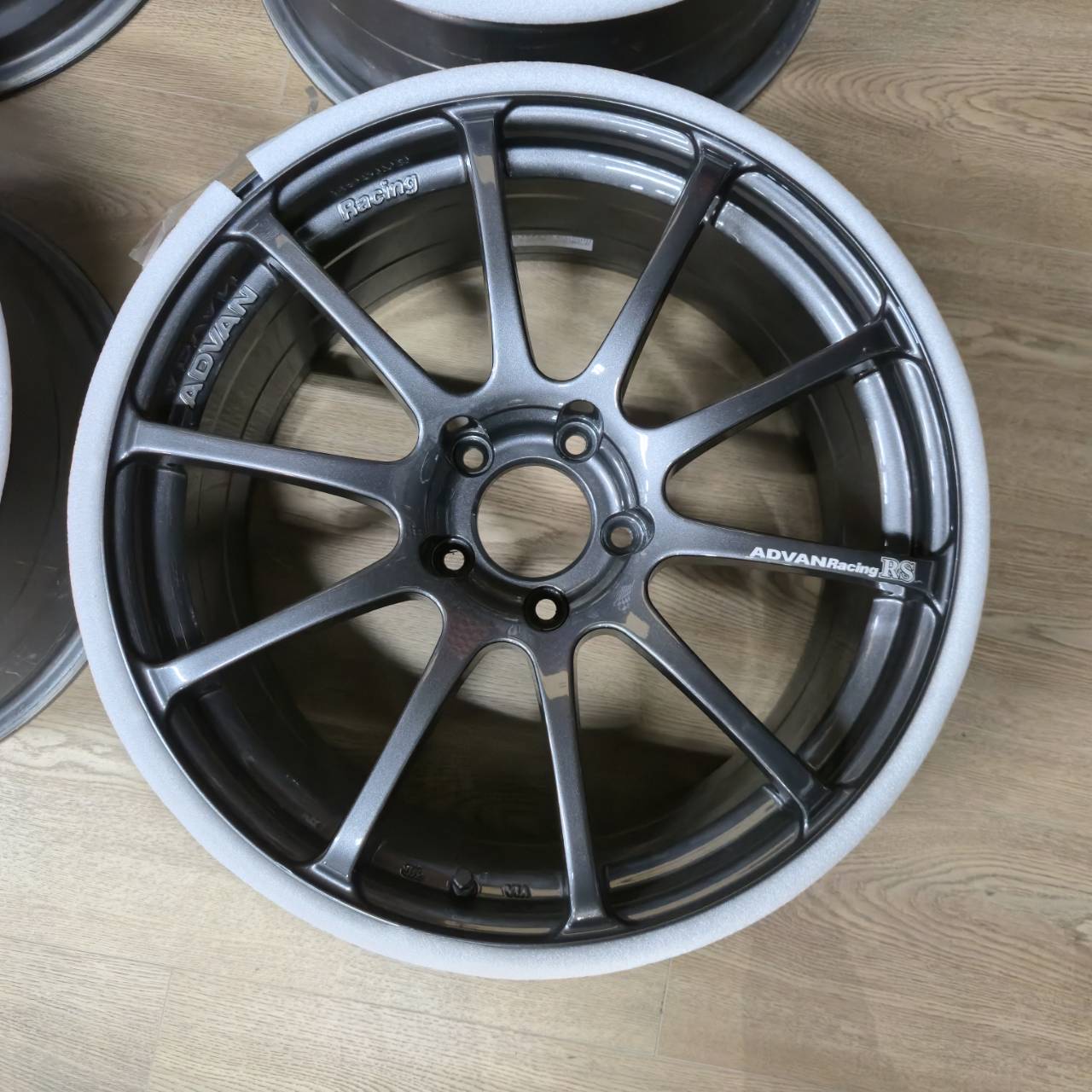ADVAN RS 18x8.5J ET30 5x114.3